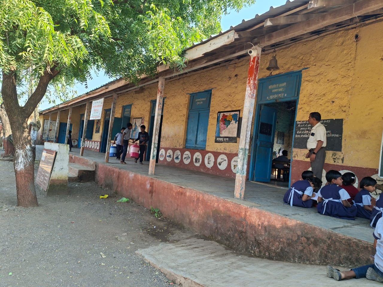 शाळा रंगरंगोटी व इमारत