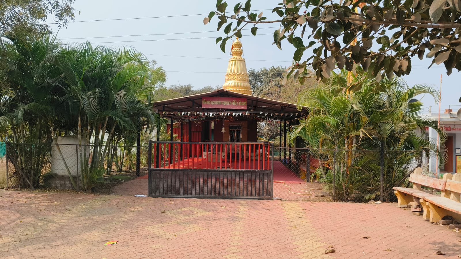 सुशोभित मंदिर परिसर भेंडाळी